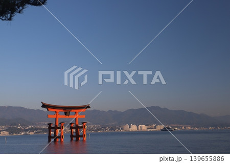 広島県廿日市市 宮島 厳島神社 昇る朝日に照らされる鮮やかな朱色の大鳥居 139655886