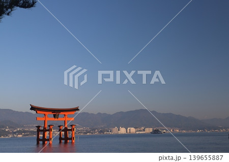 広島県廿日市市 宮島 厳島神社 昇る朝日に照らされる鮮やかな朱色の大鳥居 広島県廿日市市 宮島 厳島神社 昇る朝日に照らされる鮮やかな朱色の大鳥居 139655887