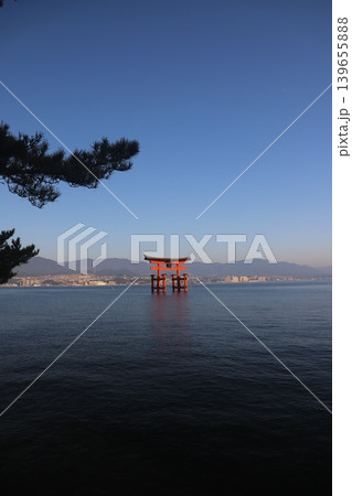 広島県廿日市市 宮島 厳島神社 昇る朝日に照らされる鮮やかな朱色の大鳥居 広島県廿日市市 宮島 厳島神社 昇る朝日に照らされる鮮やかな朱色の大鳥居 139655888