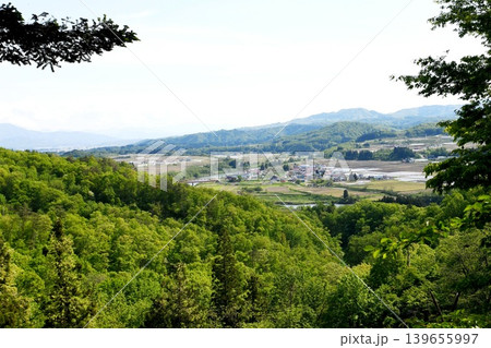 【舟形町　新庄と尾花沢を分かつ峠「猿羽根山地蔵堂」から南方の尾花沢方面を望む】 139655997