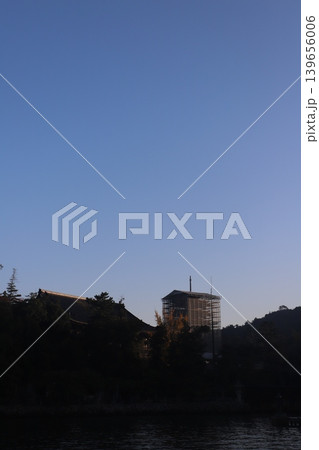 広島県廿日市市宮島町 厳島神社の千畳閣と大規模修理中の五重塔 139656006