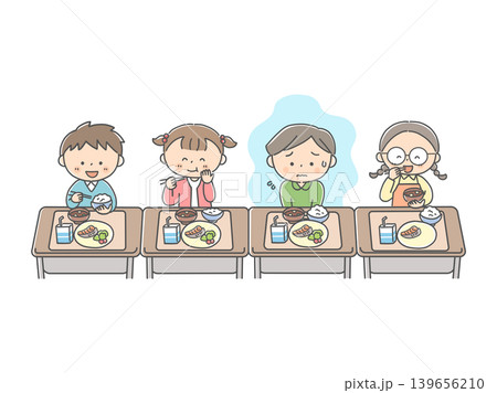 給食を食べるのが苦手な男の子と給食風景 139656210