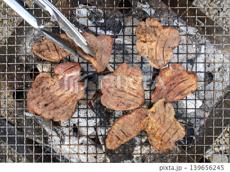 アウトドアで炭火焼きされる厚切りの牛タン アウトドアで炭火焼きされる厚切りの牛タン 139656245