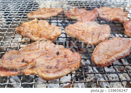 アウトドアで炭火焼きされる厚切りの牛タン 139656247