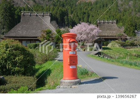 春の美山かやぶきの里のポストのある風景 139656267