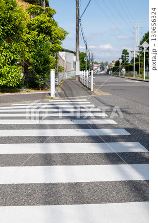 横断歩道と青空 139656324