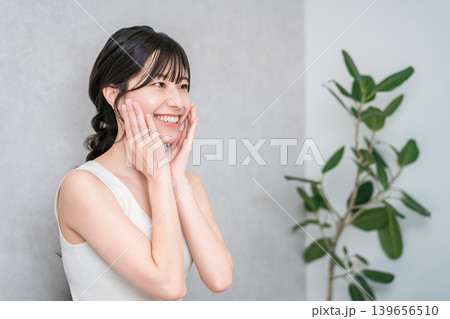 肌を触るタンクトップ姿の若いアジア人女性(美肌,保湿,スキンケア) 肌を触るタンクトップ姿の若いアジア人女性(美肌,保湿,スキンケア) 139656510