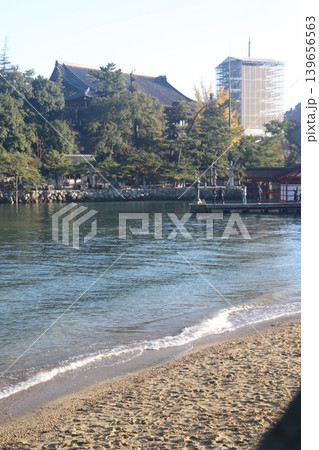 広島県廿日市市宮島町 厳島神社の千畳閣と修理工事が行われている五重塔の全景 139656563