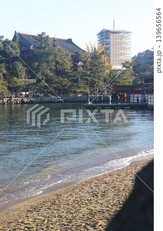 広島県廿日市市宮島町 厳島神社の千畳閣と修理工事が行われている五重塔の全景 広島県廿日市市宮島町 厳島神社の千畳閣と修理工事が行われている五重塔の全景 139656564