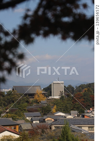 広島県廿日市市宮島町 厳島神社の千畳閣と修理工事が行われている五重塔の全景 139656572