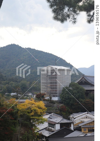 広島県廿日市市宮島町 厳島神社の千畳閣と修理工事が行われている五重塔の全景 広島県廿日市市宮島町 厳島神社の千畳閣と修理工事が行われている五重塔の全景 139656576