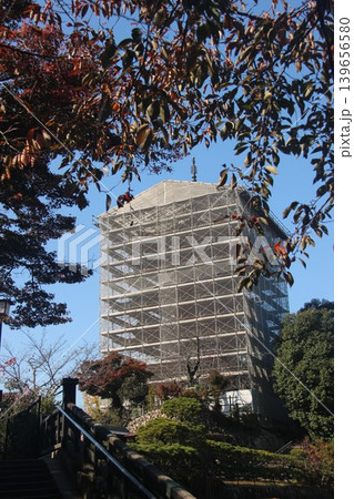 広島県廿日市市宮島町 厳島神社の千畳閣と修理工事が行われている五重塔の全景 139656580
