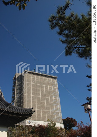 広島県廿日市市宮島町 厳島神社の千畳閣と修理工事が行われている五重塔の全景 139656590