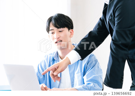 上司から指示を受ける若い男性 上司から指示を受ける若い男性 139656692