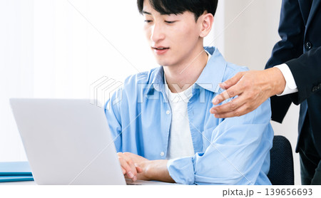 上司から指示を受ける若い男性 139656693