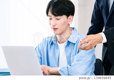 上司から指示を受ける若い男性 139656695