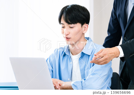 上司から指示を受ける若い男性 上司から指示を受ける若い男性 139656696