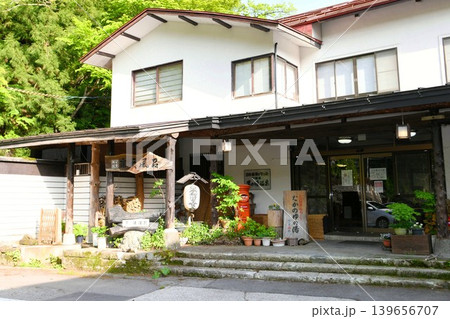 【湯沢市　秋田県最古の温泉地「鷹の湯温泉」外観とエントランス】 139656707