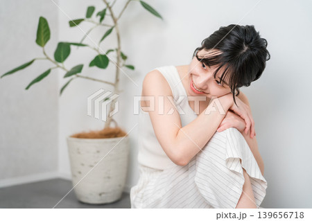 フローリングに座る笑顔の美しいアジア人女性(美容・ダイエット・脱毛) フローリングに座る笑顔の美しいアジア人女性(美容・ダイエット・脱毛) 139656718