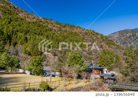 川根本町の寸又峡温泉の山と古い街並み(静岡県) 139656849