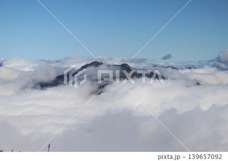 愛媛県 西日本最高峰の石鎚山から見る雲海に包まれた瓶ヶ森の山並み 139657092