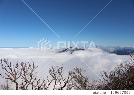 愛媛県 西日本最高峰の石鎚山から見る雲海に包まれた瓶ヶ森の山並み 139657093