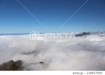 愛媛県 西日本最高峰の石鎚山から見る雲海に包まれた瓶ヶ森の山並み 愛媛県 西日本最高峰の石鎚山から見る雲海に包まれた瓶ヶ森の山並み 139657095