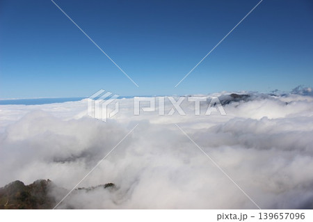 愛媛県 西日本最高峰の石鎚山から見る雲海に包まれた瓶ヶ森の山並み 愛媛県 西日本最高峰の石鎚山から見る雲海に包まれた瓶ヶ森の山並み 139657096