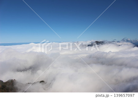 愛媛県 西日本最高峰の石鎚山から見る雲海に包まれた瓶ヶ森の山並み 139657097