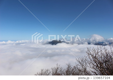 愛媛県 西日本最高峰の石鎚山から見る雲海に包まれた瓶ヶ森の山並み 愛媛県 西日本最高峰の石鎚山から見る雲海に包まれた瓶ヶ森の山並み 139657104