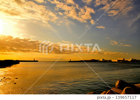 三浦半島　城ヶ島　三崎漁港防波堤灯台の夕景 139657117