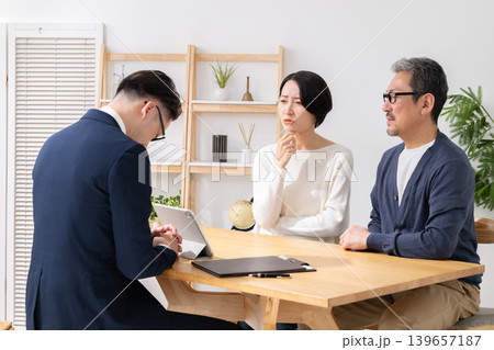商談で謝罪するビジネスマン 商談で謝罪するビジネスマン 139657187
