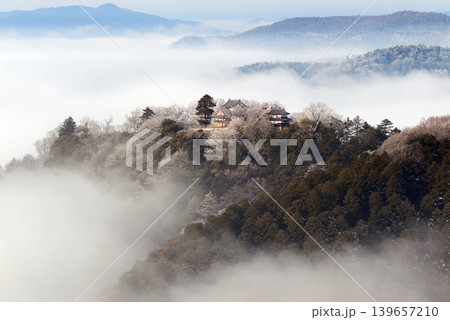 冬の雲海と備中松山城（天空の山城）25112 139657210