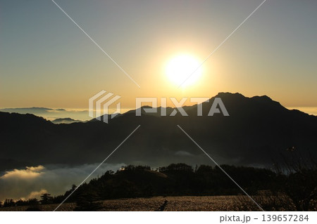 愛媛県 石鎚山系・瓶ヶ森から見る夕日に照らされた雲海と石鎚山の山影 愛媛県 石鎚山系・瓶ヶ森から見る夕日に照らされた雲海と石鎚山の山影 139657284