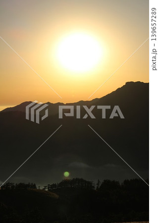 愛媛県 石鎚山系・瓶ヶ森から見る夕日に照らされた雲海と石鎚山の山影 愛媛県 石鎚山系・瓶ヶ森から見る夕日に照らされた雲海と石鎚山の山影 139657289