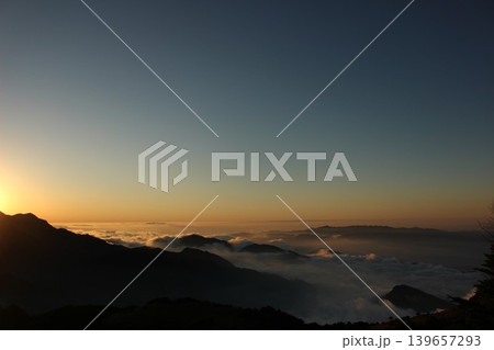 愛媛県 石鎚山系・瓶ヶ森から見る夕日に照らされた雲海と石鎚山の山影 愛媛県 石鎚山系・瓶ヶ森から見る夕日に照らされた雲海と石鎚山の山影 139657293