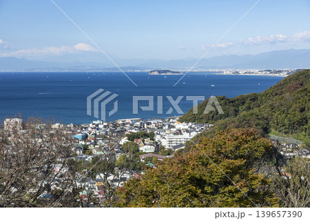葉山仙元山 展望台から見る相模湾と江の島と富士山 葉山仙元山 展望台から見る相模湾と江の島と富士山 139657390