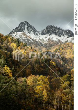 初雪と紅葉 初雪と紅葉 139657399