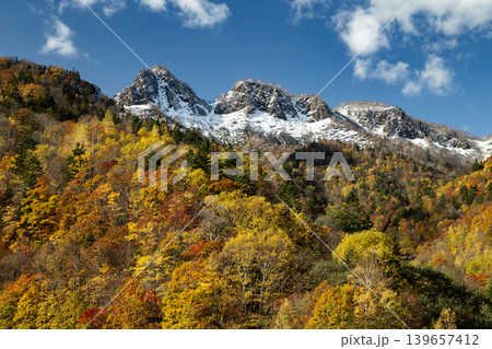 初雪と紅葉 初雪と紅葉 139657412