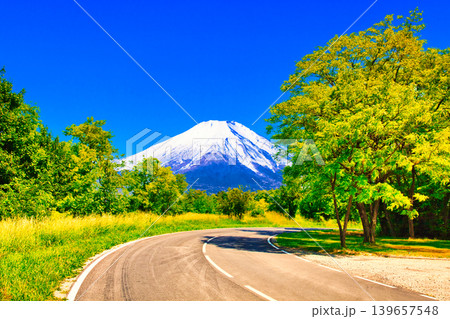 ヨーロッパの美しい国道と富士山合成 ヨーロッパの美しい国道と富士山合成 139657548