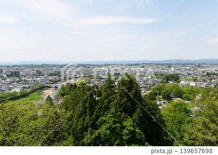 【横手市　横手公園　模擬天守「横手城（郷土資料館）」最上階の展望室より南西の鳥海山方面を望む】 139657698