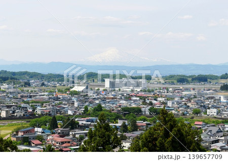 【横手市 横手公園 模擬天守「横手城(郷土資料館)」最上階の展望室より南西の鳥海山を望む】 【横手市 横手公園 模擬天守「横手城(郷土資料館)」最上階の展望室より南西の鳥海山を望む】 139657709