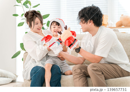 サンタのパペット,ぬいぐるみで遊ぶ親子,家族 サンタのパペット,ぬいぐるみで遊ぶ親子,家族 139657731