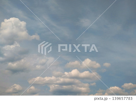 穏やかな青空に浮かぶ白い雲と自然の空模様 139657783