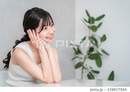 タンクトップ姿の若いアジア人女性の横顔(美容,ビューティ,メイク,スキンケア) タンクトップ姿の若いアジア人女性の横顔(美容,ビューティ,メイク,スキンケア) 139657884