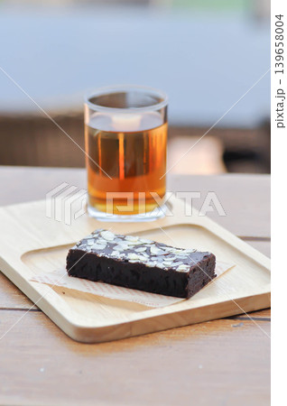 brownie , chocolate cake with almond topping and lemon tea 139658004