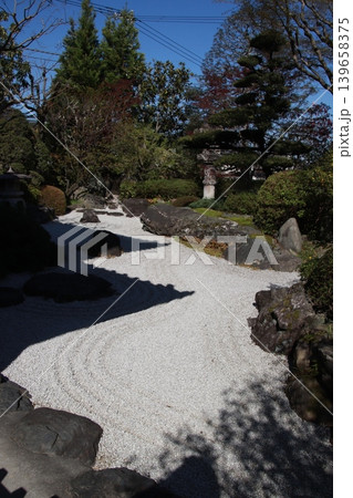 古い木造の建物　高尾駒木野庭園 139658375