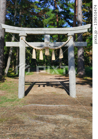 天橋立神社（橋立明神）阿蘇海に面して建つ鳥居（京都府宮津市） 139658474