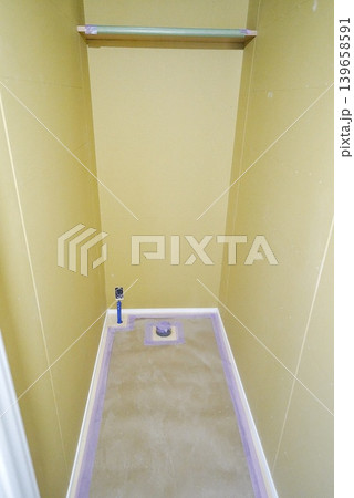 内装工事待ちの新築住宅のトイレの内装 内装工事待ちの新築住宅のトイレの内装 139658591