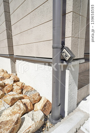 新築住宅のエクステリアと縦樋とキーボックス 新築住宅のエクステリアと縦樋とキーボックス 139658593
